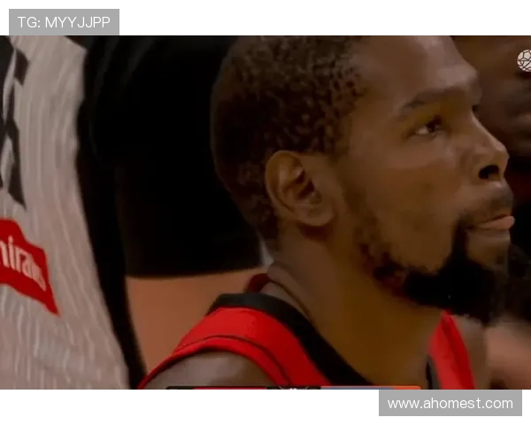 杜兰特被绊倒依旧完成2+1 雷霆双塔全员罚下场面火爆